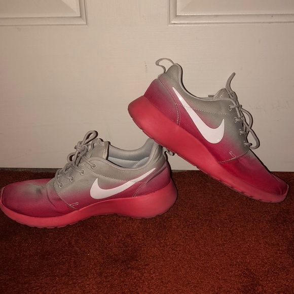 Nike Shoes - Nike Roshe Runs